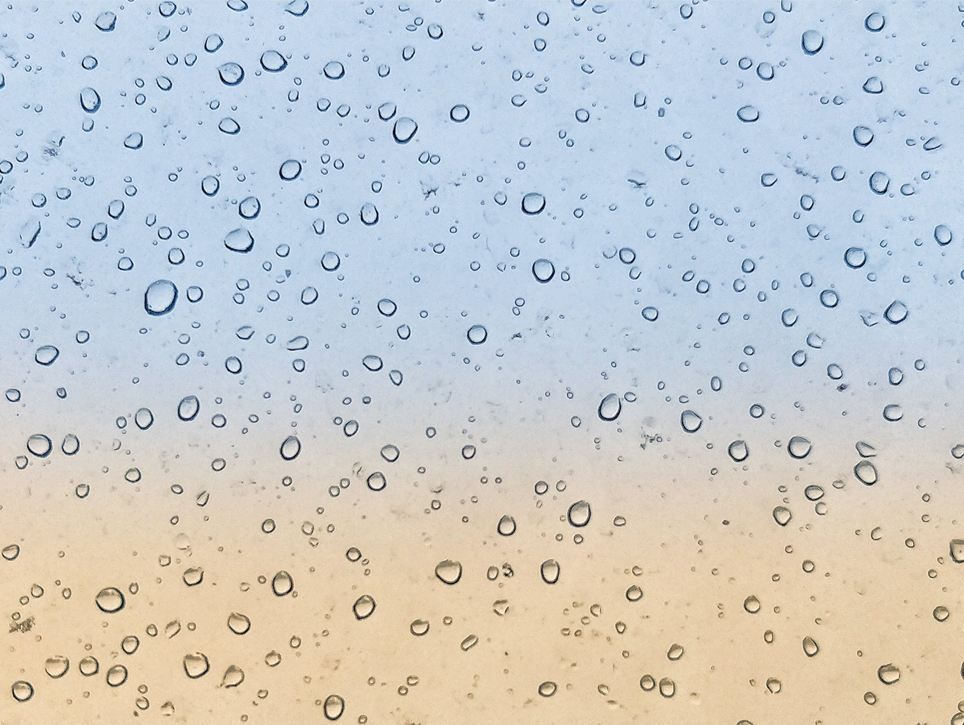 СПРЕЙ-МІСТ АБО ТЕРМАЛЬНА ВОДА, ЧИМ КРАЩЕ ЗВОЛОЖУВАТИ ШКІРУ У СПЕКУ?