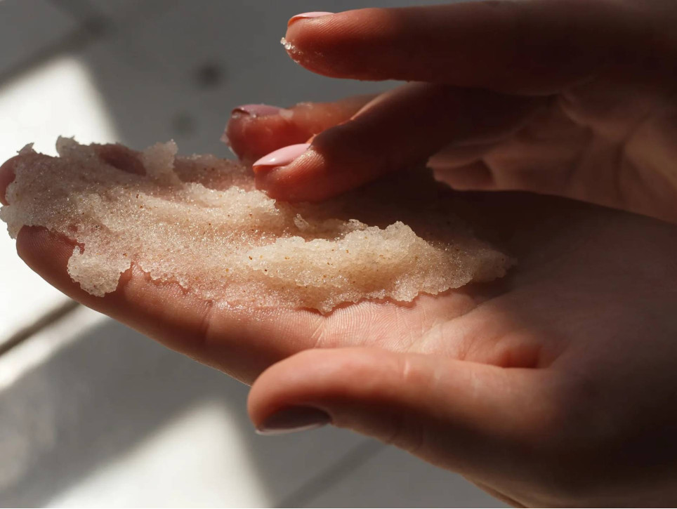 ХІМІЧНИЙ ТА ФІЗИЧНИЙ ПІЛІНГ: ЯКИЙ ПІДХОДИТЬ ДЛЯ ВАШОЇ ШКІРИ?